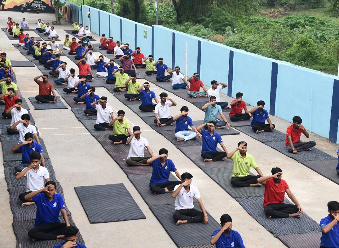 बालको ने विश्व योग दिवस पर समुदाय में किया योगाभ्यास शिविर का आयोजन